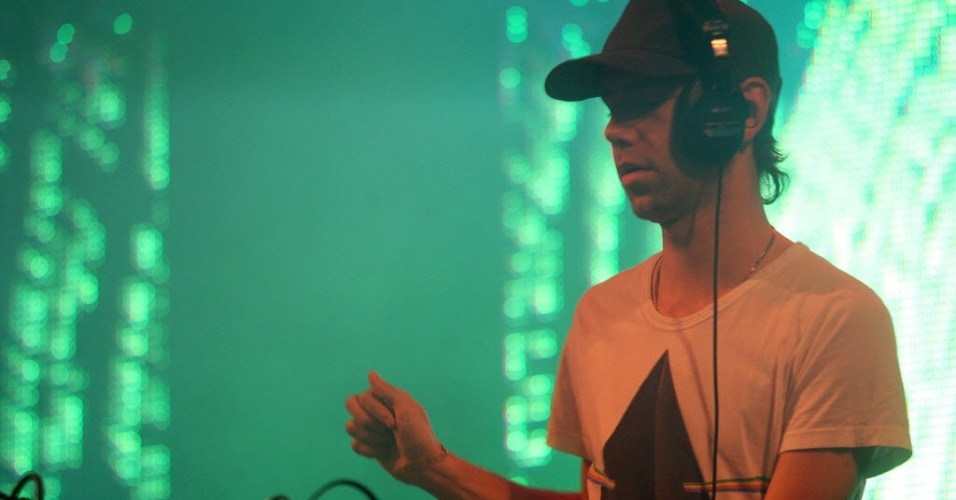 O DJ Tiga em apresentação no SWU de 2011 - Zanone Fraissat/Folhapress