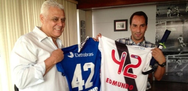 Dinamite e Edmundo posam com as camisas em homenagem ao aniversário do segundo - Divulgação Vasco