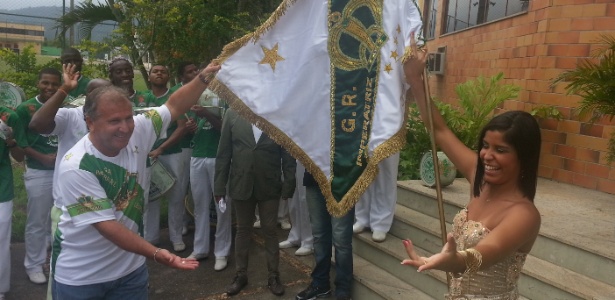 Zico mostrou certa timidez, mas acompanhou a porta-bandeira da escola no samba - Rodrigo Paradella/UOL