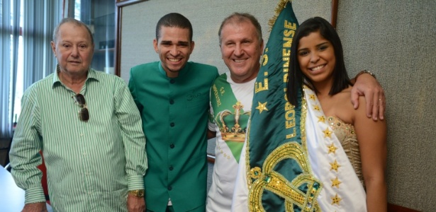 Zico com o presidente Luizinho (esq.), o mestre-sala e a porta-bandeira da escola - Diego Mendes/Divulgação