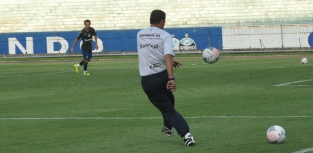 Vanderlei Luxemburgo revive tempos de lateral e faz cruzamentos em treino do Grêmio - Marinho Saldanha/UOL Esporte