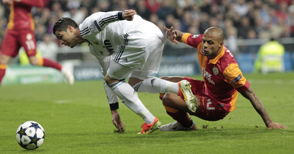 03.abr.13 - Cristiano Ronaldo disputa a bola com o volante brasileiro Felipe Melo durante a partida entre Real e Galatasaray