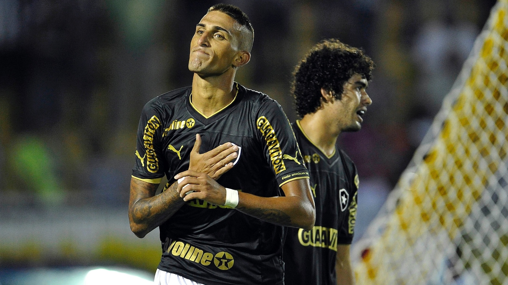 03.abr.2013 - Rafael Marques comemora após fazer gol pelo Botafogo no clássico contra o Vasco pela Taça Rio, em Volta Redonda - Fabio Castro/AGIF
