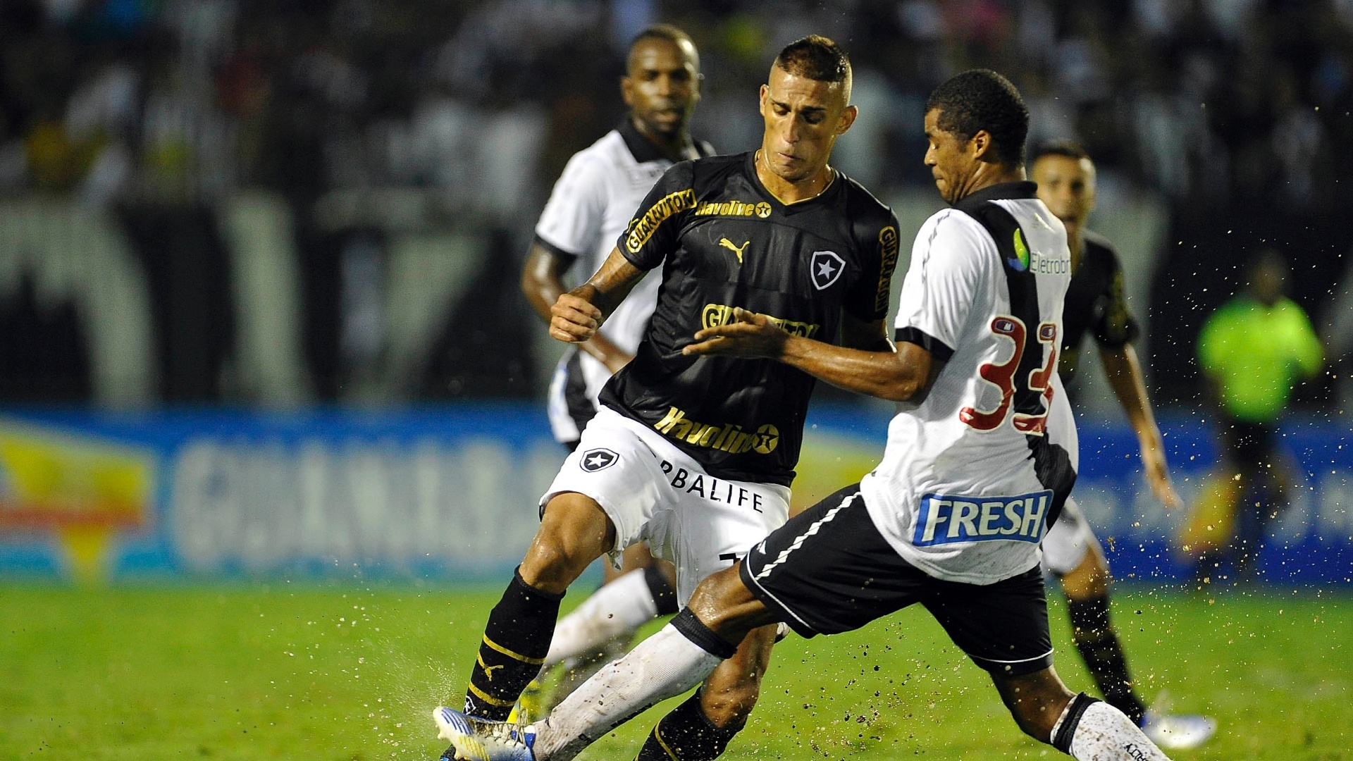 03.abr.2013 - Rafael Marques e Renato Silva dividem bola no clássico entre Botafogo e Vasco pela Taça Rio, em Volta Redonda - Fabio Castro/AGIF