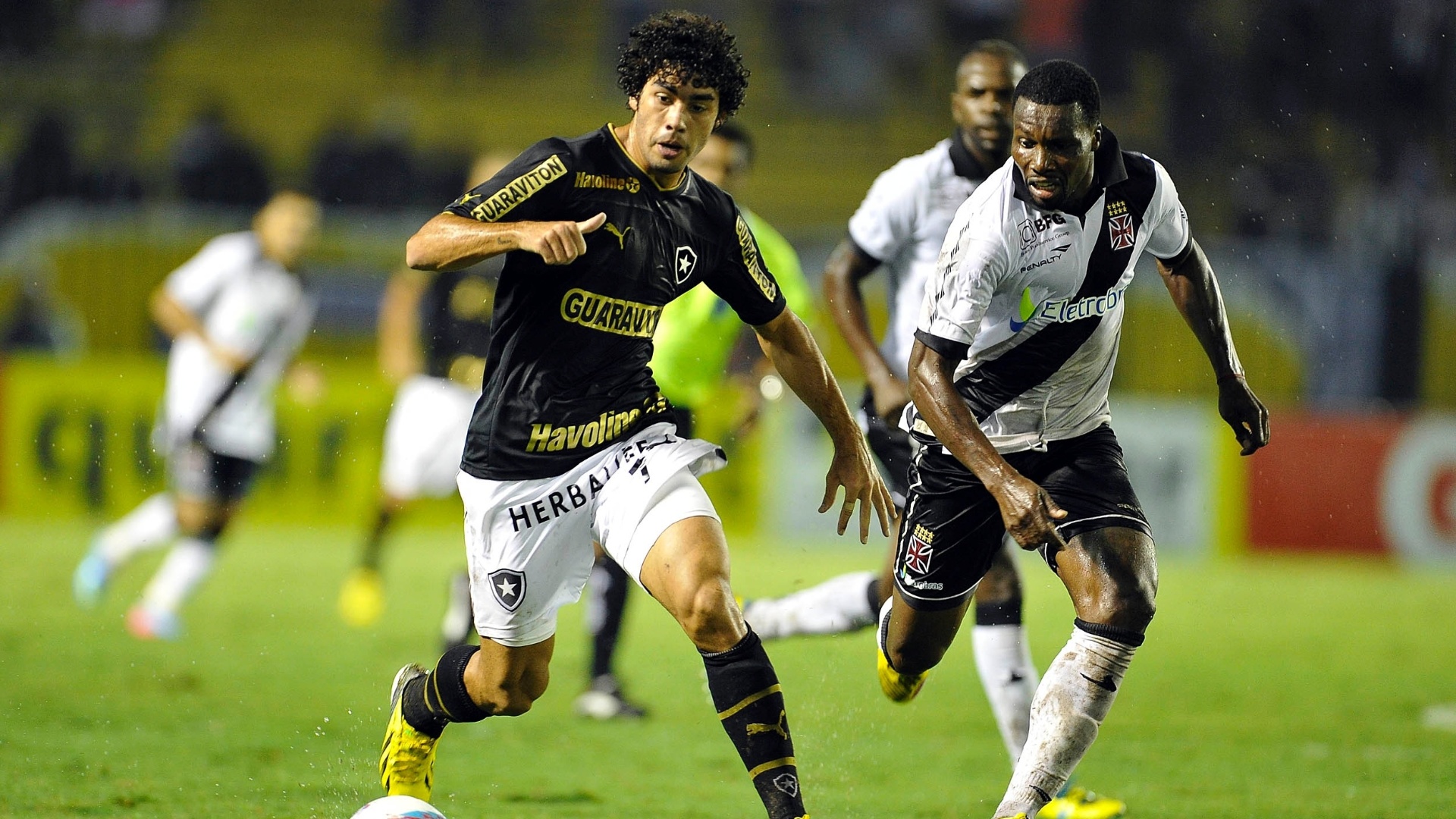 03.abr.2013 - Bruno Mendes é observado por Tenorio no clássico entre Botafogo e Vasco pela Taça Rio - Fabio Castro/AGIF