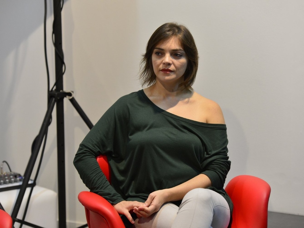 28.mar.2013 - A atriz Titina Medeiros participa de coletiva sobre a peça "Hamlet", que está na programação do Festival de Teatro de Curitiba, no Memorial da cidade - Andre Muzell/AgNews