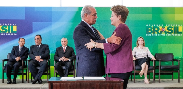 Dilma Rousseff cumprimenta o novo ministro dos Transportes, César Borges (PR), durante posse
