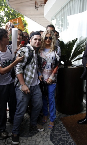 3.abr.2013 - Ao deixar o hotel onde está hospedada, na zona sul do Rio, Fergie foi tietada. A cantora posou para fotos e deixou um fã passar a mão em sua barriga. Ela está grávida do primeiro filho
