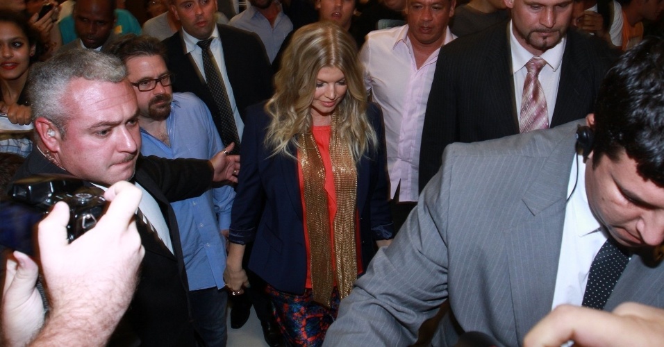 3.abr.2013 - Fergie chega para coquetel em loja de grife em shopping no Rio de Janeiro