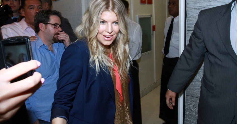 3.abr.2013 - Fergie chega para coquetel em loja de grife em shopping no Rio de Janeiro