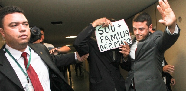 Manifestante que apoia a permanência do deputado Marco Feliciano (PSC-SP) na presidência da Comissão de Direitos Humanos da Câmara é detido - Andre Borges/FolhaPress