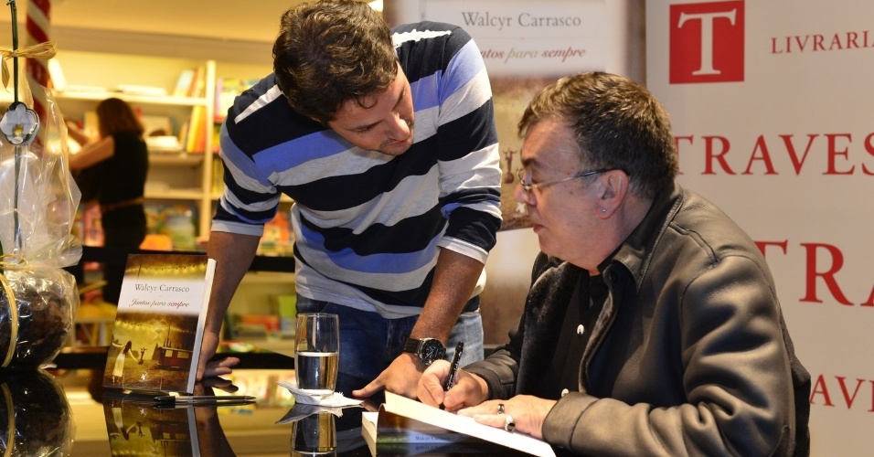 3.abr.2013 - Marcelo Serrado recebe autógrafo de Walcyr Carrasco durante o lançamento de "Juntos Para Sempre", novo livro do autor