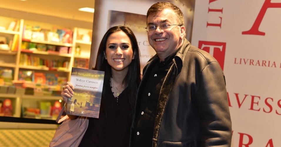 3.abr.2013 - Tatá Werneck posa ao lado de Walcyr Carrasco no lançamento de "Juntos Para Sempre", novo livro do autor