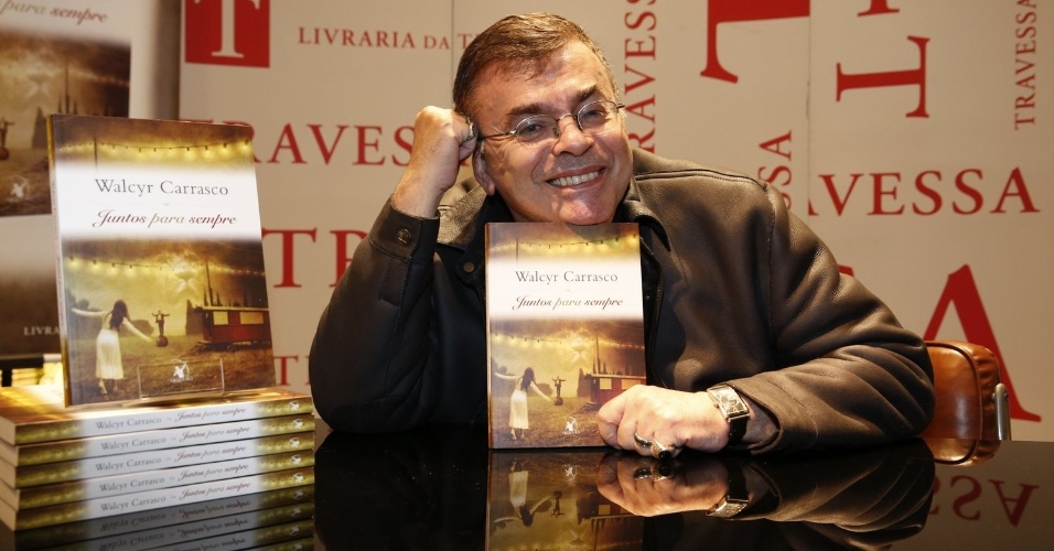 3.abr.2013 - Walcyr Carrasco lança seu novo livro, "Juntos Para Sempre", em shopping do Rio de Janeiro