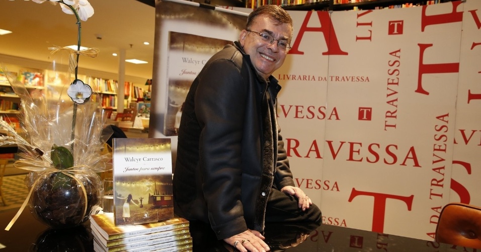 3.abr.2013 - Walcyr Carrasco lança seu novo livro, "Juntos Para Sempre", em shopping do Rio de Janeiro