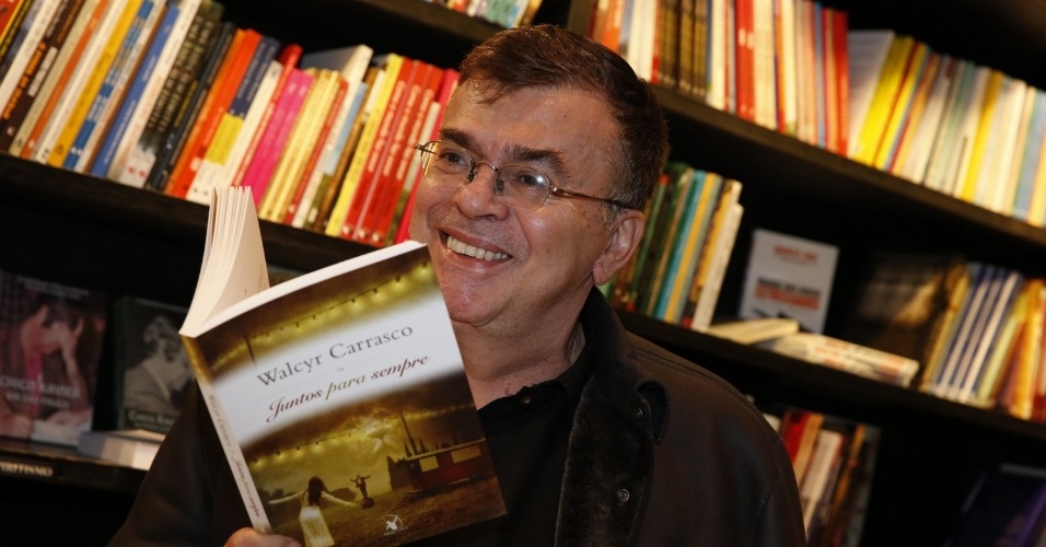 3.abr.2013 - Walcy Carrasco lança seu novo livro, "Juntos Para Sempre", em shopping do Rio de Janeiro