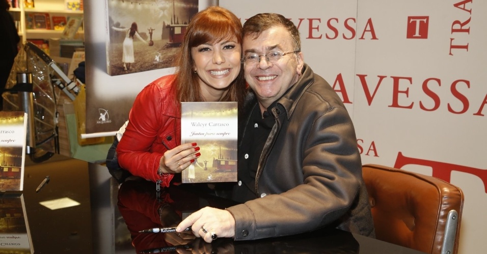 3.abr.2013 - Simone Soares posa com Walcyr Carrasco no lançamento do novo livro do autor, "Juntos Para Sempre"