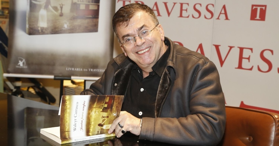 3.abr.2013 - Walcyr Carrasco autografa seu novo livro, "Juntos Para Sempre"