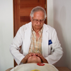 Tomas Casse­lla faz sessão de reiki em Santiago, Chile, em foto de novembro de 2012 - Vict­or Ruiz Cabal­lero/­The New York Times­