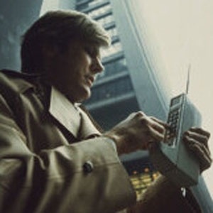 Foto de divulgação mostra homem usando o protótipo de telefone celular DynaTAC, em 1973 - Divulgação