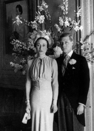 O duque e a duquesa de Windsor posam para foto após o casamento no Chateau de Cande, próximo a Tours, na França, no dia 3 de junho de 1937. - AP Photo