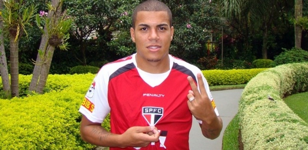 Thiago Carleto, lateral do São Paulo, comemora renovação de contrato - Site oficial/Saopaulofc.net