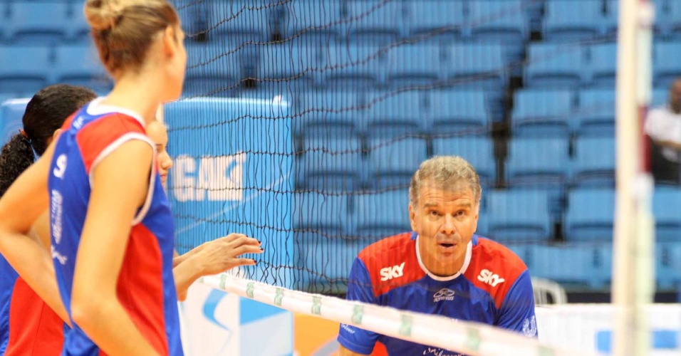 04.abr.2013 - Técnico Bernardinho dá treino para a equipe da Unilever no Ibirapuera, em São Paulo