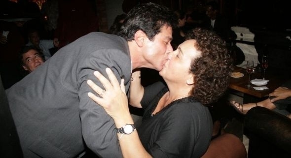 14.abr.2008: Maurício Mattar e Cláudia Jimenez na plateia de um teatro no Rio