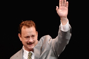 O ator Tom Hanks acena para a plateia na noite de abertura da peça da Broadway "Lucky Guy" em Nova York. - Stephen Lovekin/Getty Images