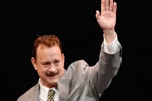 O ator Tom Hanks acena para a plateia na noite de abertura da peça da Broadway "Lucky Guy" em Nova York. - Stephen Lovekin/Getty Images
