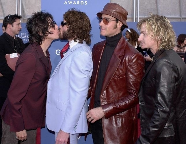 21.fev.2001: Membros do Stone Temple Pilots dão selinho, na cerimônia de entrega do 43º Grammy Awards, em Los Angeles