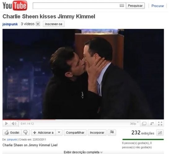 21.mar.2011: O ator Charlie Sheen tascou um selinho no apresentador Jimmy Kimmel ao chegar para ser entrevistado no programa "Jimmy Kimmel Live"