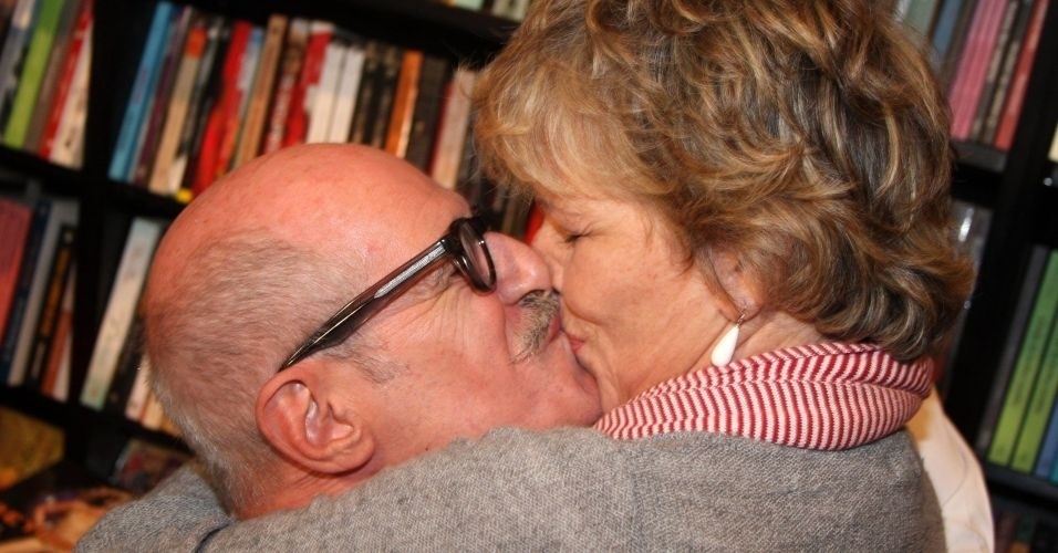 21.mar.2011: Os atores Marcos Caruso e Irene Ravache dão um beijão ao se cumprimentarem no coquetel de lançamento do livro de "Trair e Coçar é só Começar", escrito por Caruso, em São Paulo