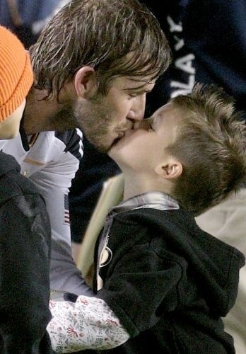 24.out.2010: Depois do jogo com o time Los Angeles Galaxy, David Beckham, que fez um dos gols que deu a vitória ao time, dá um selinho no filho Cruz, de 4 anos, no estádio em Los Angeles