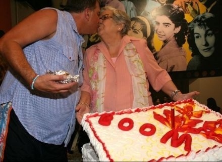 28.mar.2008: Jorge Fernando ganha selinho da mamãe, Hilda Rebelo, ao comemorar seus 53 anos de idade e 9 anos do espetáculo "BOOM", no Rio