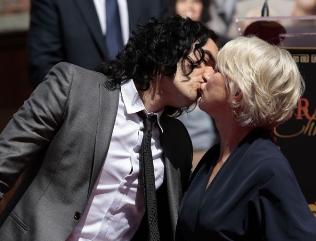 28.mar.2011: Os atores Russell Brand e Helen Mirren trocam selinho durante a homenagem à atriz, que imortalizou suas mãos e pés na Calçada da Fama em Hollywood. Os dois são muito amigos, e a atriz disse certa vez que ganhou uma cueca do marido de Katy Perry e iria emoldurá-la