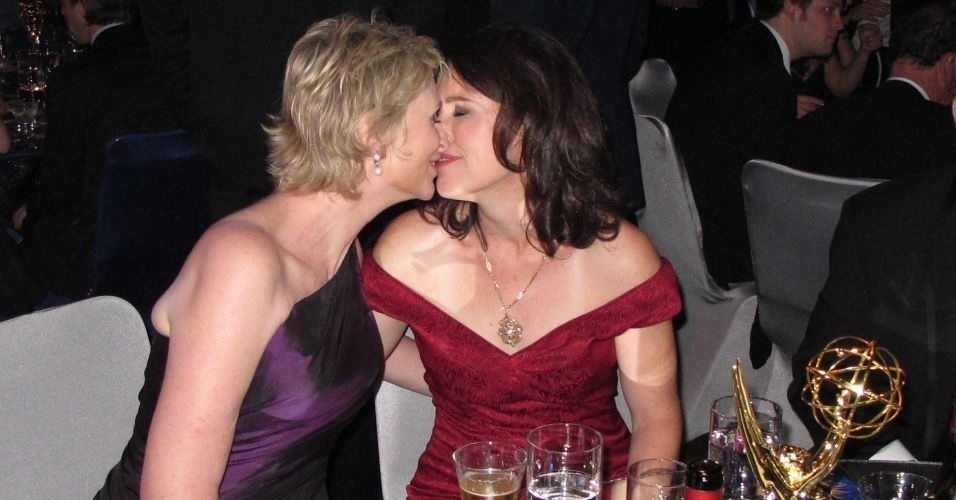 29.ago.2010: A atriz Jane Lynch (esq.) e a mulher Lara Embry se beijam na festa Governors Ball, após a entrega dos prêmios Emmy, em Los Angeles. A atriz de "Glee" ganhou o prêmio de melhor atriz coadjuvante de série de comédia