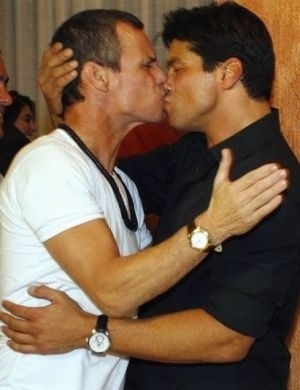 2.abr.2008: Carlinhos de Jesus beija Maurício Mattar no aniversário do ator e mostra que selinho também é sinônimo de amizade