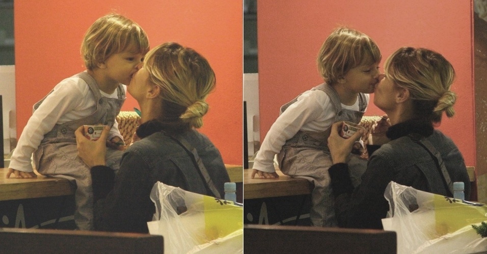 31.jul.2009: Carolina Dieckmann divide sorvete com o filho José, e ganha um beijo de agradecimento do caçula, em shopping do Rio de Janeiro