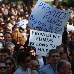 Bancários cipriotas protestaram  para pedir a proteção de seus fundos de pensão e empregos sob ameaça com a crise financeira no Chipre  - AP Photo/Petros Karadjias