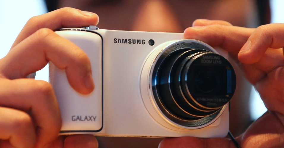 4.abr.2013 - A Samsung lançou uma versão mais ''barata'' da Galaxy Camera, que virá apenas com conexão Wi-Fi. A câmera, que roda sistema Android 4.1 (Jelly Bean), será vendida a partir de abril nos Estados Unidos por US$ 450 (cerca de R$ 907). Mesmo sem 3G, ela mantém os demais recursos: tela touch de 4,8 polegadas, sensor de 16 megapixels e zoom óptico de 21x
