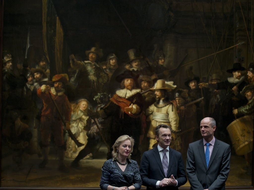 4.abr.2013 - Da esquerda para a direita, a ministra da Educação holandesa Jet Bussemaker, o diretor do Rijkmuseum Wim Pijbes e o ministro Stef Blok posam para foto à frente da "A Ronda Noturna" ("De Nachtwacht"), do pintor holandês Rembrandt. O museu se prepara para reabrir para o público em geral a partir do dia 13 de abril - AP Photo/Peter Dejong