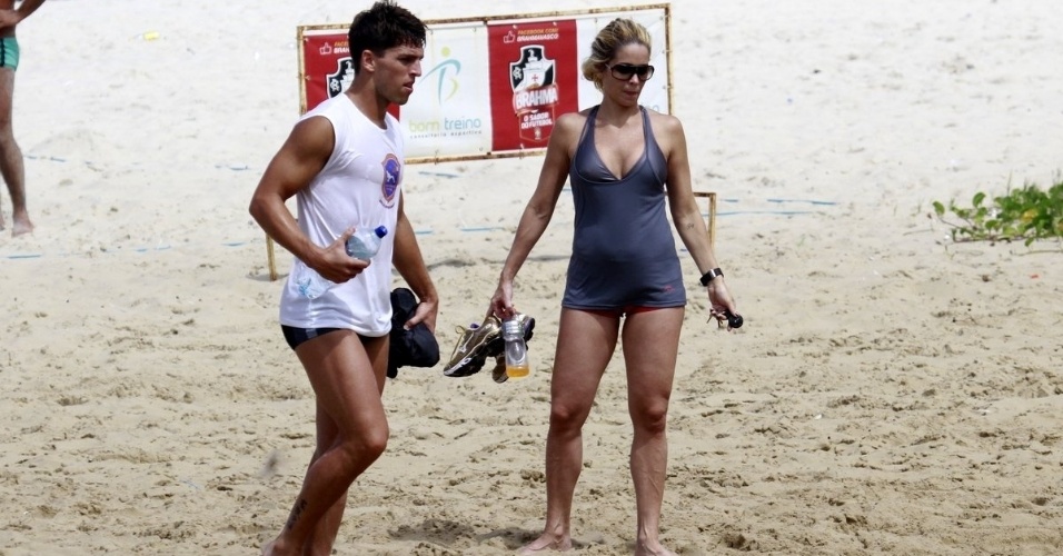 4.abr.2013 - Danielle Winits e o namorado Amaury Nunes aproveitam a manhã de sol na praia da Barra da Tijuca