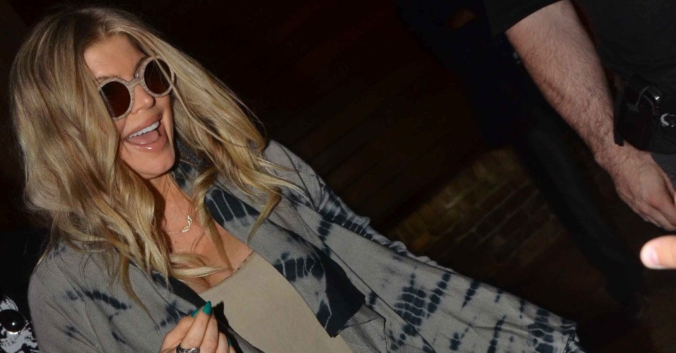 4.abr.2013 - Fergie chega a hotel em São Paulo. A cantora veio à cidade para participar do baile da amfAR, que leventa fundos para pesquisas sobre a Aids