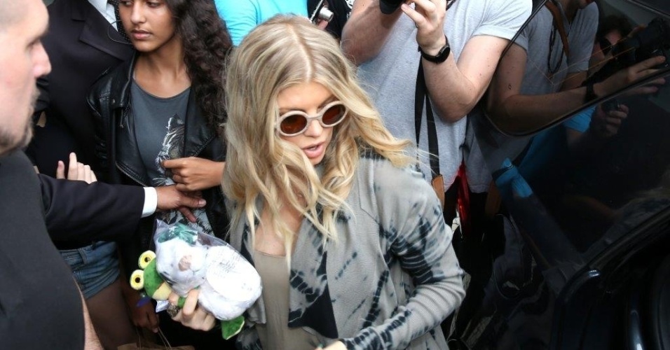 4.abr.2013 - Fergie deixou o hotel onde está hospedada na zona sul do Rio. Grávida, a cantora foi tietada