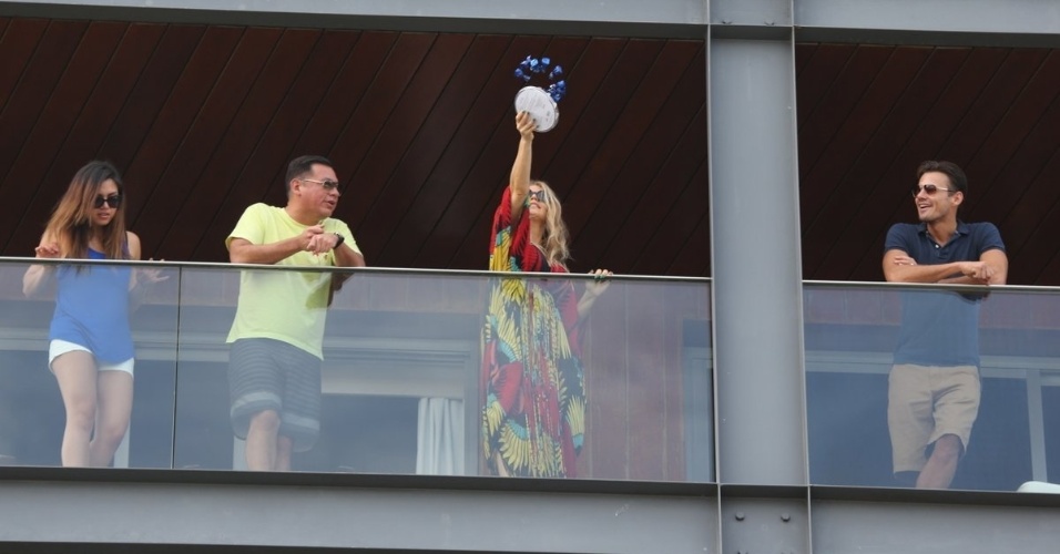 4.abr.2013 - Fergie joga bombons de chocolate para seus fãs no hotel Fasano, no Rio de Janeiro. A cantor está na capital carioca a convite da grife Hugo Boss