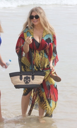 4.abr.2013 - Fergie passeou pela praia de Ipanema, zona sul do Rio. Grávida, a cantora posou para fotos com os fãs