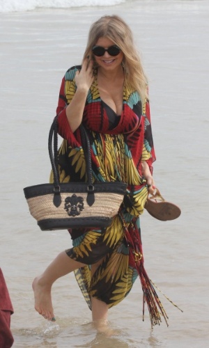 4.abr.2013 - Fergie passeou pela praia de Ipanema, zona sul do Rio. Grávida, a cantora posou para fotos com os fãs