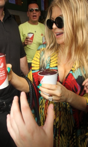 4.abr.2013 - Fergie passeou pela praia de Ipanema, zona sul do Rio. Grávida, a cantora tomou açaí em um quiosque