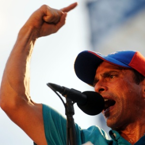 Henrique Capriles, candidato da oposição nas eleições presidenciais de 14 de abril na Venezuela, discursa em comício realizado na cidade de Maracay, no norte do país - Leo Ramirez/AFP